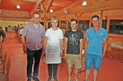 Neue Leute: Präsident Christoph Good mit Hallenwirtin Karin Etter-Good, Hallenwart Martin Tischhauser und Verwaltungsrat Christoph Dürr (von links) an der Generalversammlung. (Bild: Leo Coray)