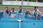Die Gamser Unterstufenschülerinnen und -schüler haben es gut: In einem kleinen Bassin dürfen sie sich abkühlen. (Bild: Alexandra Gächter)