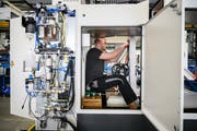 Schwierige Lage für junge Arbeitnehmer: Blick auf das Fliessband der Fritz Studer AG. (Bild: C. Beutler/Keystone, Steffisburg, 16. April 2019)