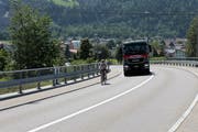 Die Situation für Velofahrer auf der Seedorfer Reussbrücke ist problematisch. Das neue Konzept soll Abhilfe schaffen. (Bild: Florian Arnold, 26. Juni 2019)