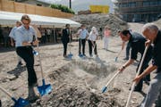 Beim Spatenstich griff auch Finanzdirektor Urs Janett (links) zur Schaufel. (Bild: PD, 26. Juni 2019)