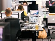 Am Schweizer Arbeitsmarkt sind Buchhalter und IT-Spezialisten in den im Juni publizierten Stellenausschreibungen besonders gefragt. (Bild: KEYSTONE/CHRISTIAN BEUTLER)