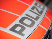 In Amriswil TG ist ein Grosseinsatz der Polizei im Gang, nachdem sich ein bewaffneter Mann in einer Wohnung verschanzt hat. Nach einem Beziehungsdelikt konnte das Opfer unverletzt flüchten. (Bild: KEYSTONE/URS FLUEELER)