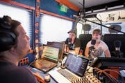 Fabian Britschgi (Mitte) und Carolin Amstutz bei der Aufnahme im Radiobus. (Bild: Manuela Jans-Koch (Giswil, 26. Juni 2019))