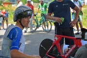 Stefan Küng kühlt sich vor dem Start mit einer Kühlweste und Eiswürfeln im Nacken. (Bild: Mario Testa)