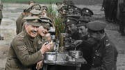 Die digital nachkolorierten Bilder in «They Shall Not Grow Old» zeigen das gesellige Zusammensein der Soldaten, aber auch die Verwundeten und Toten. (Bild: AP)