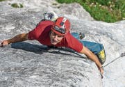 Kraftakt: Der St. Galler Kletterlehrer Fabio Lupo kraxelt eine Felswand im Alpsteingebiet hoch. (Bild: Andreas Butz)
