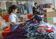 Die Zunahme der Importrestriktionen geht laut der WTO hauptsächlich auf Interventionen von China und den USA zurück: Textilarbeiterin in einer Fabrik in der südostchinesischen Provinz Fujian. (Bild: AP, 14. Mai 2019)