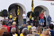 Auch Gemeindepräsident Bruno Seelos (am Mikrofon) gratulierte. (Bild: pd)