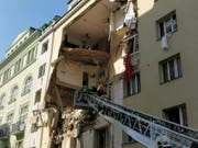 Nach einer Explosion in Wien klafft ein riesiges Loch in der Fassade eines Gebäudes. (Bild: Kevin Hofmann / EPA)