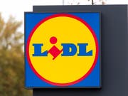 In der Schweiz verkauft Lidl neu auch Handy-Abos. Es handelt sich um ein reines Online-Angebot. (Bild: KEYSTONE/GIAN EHRENZELLER)