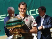 Rasenkönig: Roger Feder mit der Siegertrophäe von Halle am letzten Sonntag (Bild: KEYSTONE/EPA/FOCKE STRANGMANN)