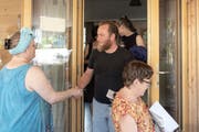 Das neue Vorstandsmitglied Ueli Alder nimmt Gratulationen entgegen. (Bild: Sascha Erni)