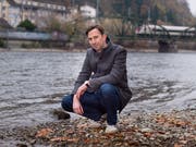 Thomas Heimgartner (44) in Luzern an der Reuss. Diese spielt in seinem Roman eine wichtige Rolle. (Bild: Matthias Jurt/PD, 16.11.2018)