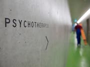 Die Krankenversicherung soll künftig die Kosten für eine Psychotherapie bei einer Psychologin oder einem Psychologen übernehmen, wenn der Hausarzt die Therapie angeordnet hat. Das schlägt der Bundesrat vor. (Bild: KEYSTONE/PETER KLAUNZER)