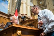 FDP-Nationalrat Hans-Peter Portmann (rechts) im Gespräch mit Bundespräsident Ueli Maurer. (Bild: Key)