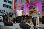 Mario Borelli und die fünf Musiker seiner Band auf der Rathausbühne. (Bilder: Georg Stelzner)