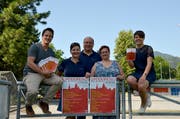 Der neue und definitive Standort des Open-Air-Kinos Altstätten ist auf dem Sportplatz Gesa. Pascal Zäch (Kinotheater Madlen, von links), Nicole Loher und Roger Baumgartner (Alpha Rheintal Bank, Oberriet), Denise Zellweger (Kinotheater Madlen) und Beatrice Zeller (Stadtschreiberin Altstätten) posieren vor dem Platz, auf dem das Publikum sitzen wird. (Bild: Monika von der Linden)