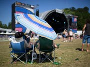 Hitze statt Schlamm: Am Openair St. Gallen werden Schattenplätze sehr begehrt sein. Das Festival dauert vom Donnerstag bis Sonntag. (Bild: KEYSTONE/GIAN EHRENZELLER)