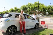 Gisela Bürge von Thurbo, Sulgens Gemeindepräsident Andreas Opprecht und Rolf Gehrig von Mobility stellen das Elektroauto vor. (Bild: Hannelore Bruderer)