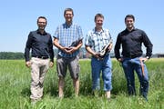 Von links: Simon Lumpert, abtretender Präsident des Vereins Idée Wil, Bruno Eschmann von der Säntisblick-Destillerie in Niederbüren, Gerstenbauer Marcel Rickenmann und Patrick Meyenberger, designierter Präsident des Vereins Idée Wil, vor dem Gerstenfeld am Stadtrand. Bild: nir