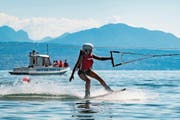 Spritzig: Eine Wakeboarderin bei Lausanne im Genfersee. (Bild: Jean-Christophe Bott/Keystone (16. August 2018))