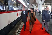 Mit der damaligen Bundesrätin Doris Leuthard an der Eröffnungsfeier zum Ausbau der Zentralbahn im Bahnhof Luzern am 3. November 2012 (Bild: Philipp Schmidli)