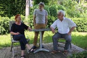 Emerita Eggenberger vom Kulturforum Berneck, Urs Stieger, Kurator des Projekts Paradiesgärten, und der Präsident des Kulturforums, Beda Germann, im Gespräch. (Bild: mp)