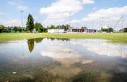 Der Sportplatz Döbeli - vorletzte Woche stand er noch unter Wasser - soll um ein strapazierfähiges Naturrasenfeld erweitert werden: (Bild Andrea Stalder)