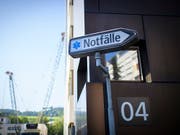 Während der Hitzewelle verzeichnen einige Schweizer Spitäler mehr Notfälle. Die Patienten leiden vor allem an Herz-Kreislauf-Symptomen. (Bild: KEYSTONE/GIAN EHRENZELLER)