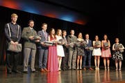 Die zwölf jungen Männer und Frauen, welche sich im Rang klassieren konnten, also eine Durchschnittsnote von 5,3 und besser erreichten. Ganz links steht der Jahrgangsbeste, Manuel Inauen. (Bild: Christof Lampart)