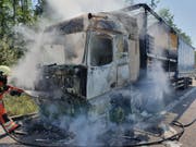 Ein Lastwagen hat am Donnerstag auf der A1 zwischen Oftringen AG und Kölliken AG Feuer gefangen. Verletzt wurde niemand. Es kam aber zu Verkehrsbehinderungen. (Bild: Kantonspolizei Aargau)