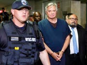 Der frühere Wahlkampfmanager von US-Präsident Donald Trump, Paul Manafort (Mitte), auf dem Weg in den Gerichtssaal. (Bild: KEYSTONE/EPA/JUSTIN LANE)