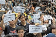 «Befreit bitte Hongkong»: Demonstranten versammelten sich am Mittwoch vor dem US-Konsulat in Hongkong. Bild: Kin Cheung/AP