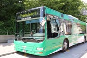 Der beschädigte Linienbus der VBSG in der Haltestelle Stahl.