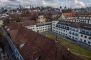 In diesem Komplex zwischen Obergrundstrasse, Hirschengraben und Winkelriedstrasse ist ein grosser Teil der Luzerner Stadtverwaltung angesiedelt. (Bild: Boris Bürgisser, 26. März 2019)
