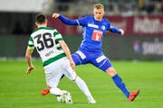 St. Gallens Silvan Hefti, links, gegen Luzerns Marvin Schulz, beim Fussball Super-League Spiel zwischen dem FC St. Gallen und dem FC Luzern, am Samstag, 20. April 2019, im Kybunpark in St. Gallen. (KEYSTONE/Gian Ehrenzeller)