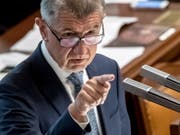 Hat einen Misstrauensantrag im Parlament nach fast 17-stündigem Redemarathon abgewehrt: Tschechiens Ministerpräsident Andrej Babis. (Bild: KEYSTONE/EPA/MARTIN DIVISEK)