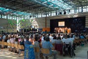 Bei grenzwertigen Temperaturen bekamen 237 Maturi und Maturae in der Waldmannhalle ihr Abschlusszeugnis. (Bild: Maria Schmid, Baar, 27. Juni 2019)