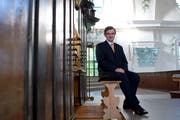 Sein Spiel überzeugte: Tamás Kosóczki an der Orgel in der Pfarrkirche Cham. (Bild: Maria Schmid, 26. Juni 2019)