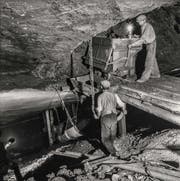 Arbeiter unter Tag an der Arbeit. (Bilder: Gonzenbergwerk)
