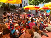 Mit Sonnenschirmen gegen die Sommerhitze: Die Einweihung des Anbaus war ganz auf die Bedürfnisse der Kindergärtler und Primarschüler ausgerichtet.