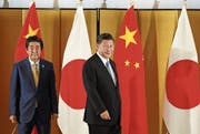 Der japanische Premierminister Shinzo Abe (links) empfing am Donnerstag den chinesischen Präsidenten Xi Jinping. Bild: Kimimasa Mayama/AP (Osaka)
