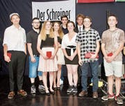 Die jungen Berufsleute sind stolz auf ihre Fähigkeitszeugnisse. (Bild: Heidy Beyeler)
