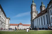 Die Rasenflächen auf dem Klosterplatz sind an schönen Tagen ein wichtiger Treffpunkt für St.Gallerinnen und St.Galler. Aufgrund der Würde des Unesco-Weltkulturerbes ist aber genau geregelt, was hier verboten ist. (Bild: Adriana Ortiz Cardozo - 1. April 2019)