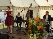 Das Maurice Imhof Jubilee Jazz Trio mit Sängerin Romanie Marty sorgt für Unterhaltung.