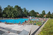 Blick ins am Mittwochnachmittag ausnehmend gut besuchte Freibad Lerchenfeld in St.Gallen. (Bild: Adriana Ortiz Cardozo - 26. Juni 2019)