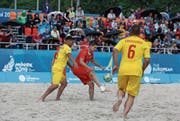 Der Schweizer Angelo Wüest (rotes Trikot), Schütze des ersten Tores, behauptet sich am Ball. (Bild: Christian Ballat (Minsk, 27. Juni 2019))