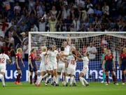 Lucy Bronze wird nach ihrem schönen Schuss zum 3:0 gefeiert (Bild: KEYSTONE/AP/ALESSANDRA TARANTINO)