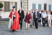 Landratspräsidentin Regula Wyss und Landammann Alfred Bossard (Bildmitte) ziehen mit der Festgemeinde Richtung Kollegi. Bild: Manuela Jans-Koch, Stans, 26. Juni 2019)